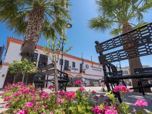 Zahrada ubytování Pass the Keys Stylish La Cala apartment Stroll to the beach