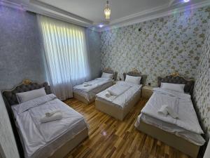 Ένα ή περισσότερα κρεβάτια σε δωμάτιο στο New Villa Center of Gabala AKSN +16 φωτογραφίες