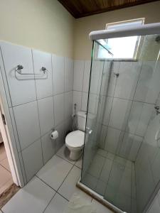 Ένα μπάνιο στο Apartamento Pé na areia