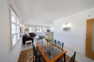 a dining room and living room with a table and chairs at Holiday Home Soul 
