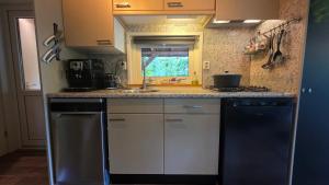 Kuchyň nebo kuchyňský kout v ubytování Sfeervol chalet de Dassenburcht