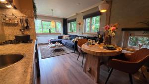 Posezení v ubytování Sfeervol chalet de Dassenburcht