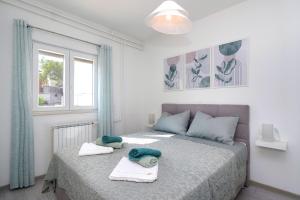 Un dormitorio con una cama con toallas. en House Villa LuNi, en Brodarica 44 fotos más