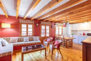 Ruang duduk di Sabetche - baskeyrentals