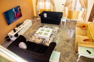 TV a/nebo společenská místnost v ubytování Luxury 4 BR Apt w Parking, Hot tub, Magodo Estate