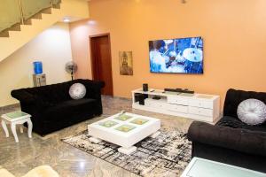 TV a/nebo společenská místnost v ubytování Luxury 4 BR Apt w Parking, Hot tub, Magodo Estate