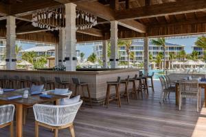 Restoran atau tempat lain untuk makan di Salterra, a Luxury Collection Resort & Spa, South Caicos