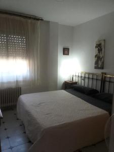 a bedroom with two beds and a window at ALBERGUE RUTA RIo BOROSA in Coto Rios