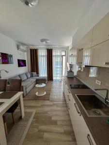 a large kitchen and living room with a couch at Flabelline in Bar