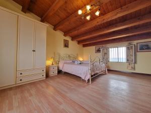 a bedroom with a bed and a wooden ceiling at Villa Veranda Panoramica by Holiday World in Ravanusa