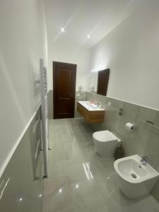Bilik mandi di Palermo Flowers Suites