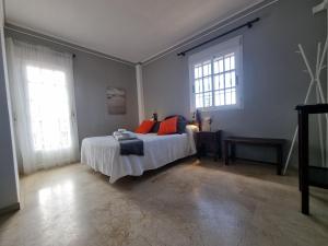 A bed or beds in a room at Victoria Hotel