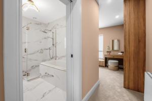 Ein Badezimmer in der Unterkunft 72 The Westpoint Way