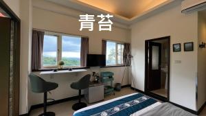 Postel nebo postele na pokoji v ubytování 九份御華山莊景觀花園民宿