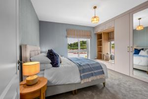 ein Schlafzimmer mit einem Kingsize-Bett und einem Fenster in der Unterkunft 72 The Westpoint Way in Balnacart