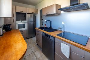 a kitchen with a sink and a counter top at Appartement paisible au bord de l Isle avec parking in Périgueux