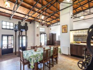 a kitchen and dining room with a table and chairs at Molino Arroyo in Guájar-Faragüit