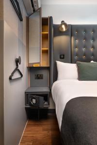 Letto o letti in una camera di Point A Hotel London Westminster