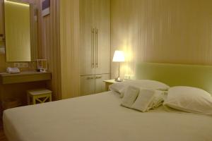 Ένα ή περισσότερα κρεβάτια σε δωμάτιο στο Phidias Hotel