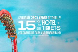 Un cartel de estival con una cometa en el cielo. en PortAventura Hotel Lucy's Mansion - Includes unlimited access & Express wristband to PortAventura Park & Ferrari Land, en Salou