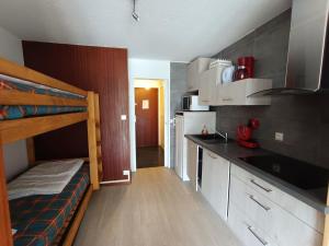 - une petite cuisine avec des lits superposés dans une chambre dans l'établissement Studio exposé sud avec balcon, à 200m des pistes et commerces, animaux acceptés - FR-1-445-26, à Montgenèvre 11 autres photos