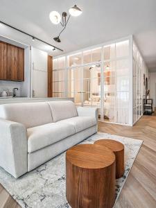 un salon avec un canapé et une table dans l'établissement Beňovský Apartments, à Poprad