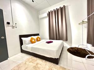 a bedroom with a bed with two teddy bears on it at CozySukun40#6pax#Netflix#NearIconCity#BukitMertajam in Bukit Mertajam