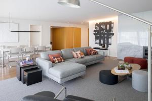 ein Wohnzimmer mit Sofa und Tisch in der Unterkunft SONIA Travels in Matosinhos