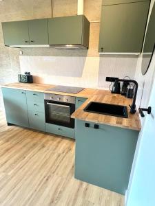 Kuchyň nebo kuchyňský kout v ubytování Saltéa Beach House Noordwijk