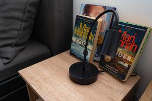 ツァヴタットにあるAurelius -Superior sea, bay & mountain view aptの本二冊のテーブルと灯り
