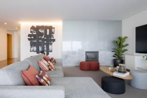 ein Wohnzimmer mit Sofa und Fernseher in der Unterkunft SONIA Travels in Matosinhos