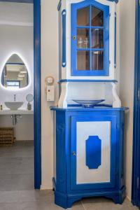 a blue cabinet in a bathroom with a sink at Mediterranea Blu in Triovasálos