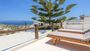 a balcony with a bed and a view of the ocean at Mediterranea Blu in Triovasálos