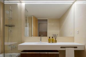 ein Badezimmer mit Waschbecken und Spiegel in der Unterkunft SONIA Travels in Matosinhos + 77 Fotos