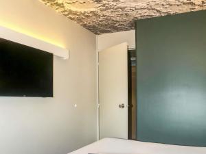 TV a/nebo společenská místnost v ubytování ibis Biarritz Anglet Aéroport