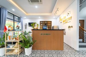 フーコックにあるMoc Lam Homestay GrandWorld Phu Quocの部屋内の植物店