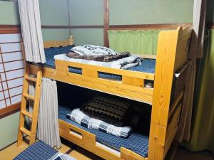 two bunk beds in a room withthritisthritisthritisthritisthritisthritisthritisthritisthritis at 伊勢ゲストハウスKitai in Ise