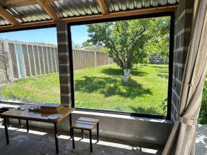 Κήπος έξω από το Chkalovka Guest House With Sevan View