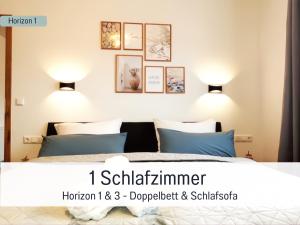 ein Schlafzimmer mit einem Bett mit blauen Kissen in der Unterkunft Newman Horizon Apartments Zirndorf - Playmobil Funpark, Nähe Messe Nürnberg und Fürth, 4 Pers, 24h Self Checkin, Waschmaschine, großer Parkplatz in Zirndorf