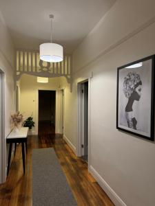 un pasillo con una foto de una mujer en la pared en 11Eardley - 2bedroom house - Free parking - 3 minutes from CBD, en Kings Park