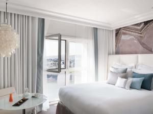 Кровать или кровати в номере Cures Marines Hotel Thalasso & Spa Trouville - MGallery Collection