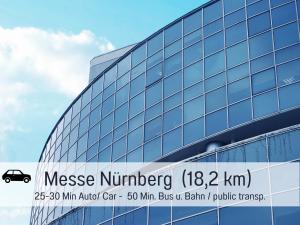 ein großes Glasgebäude mit einem Schild darauf in der Unterkunft Newman Horizon Apartments Zirndorf - Playmobil Funpark, Nähe Messe Nürnberg und Fürth, 4 Pers, 24h Self Checkin, Waschmaschine, großer Parkplatz in Zirndorf