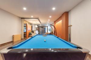 Τραπέζι μπιλιάρδου στο Sans Vibes Surapati Konforta Hotel