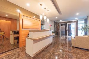 Ο χώρος του λόμπι ή της ρεσεψιόν στο Sans Vibes Surapati Konforta Hotel