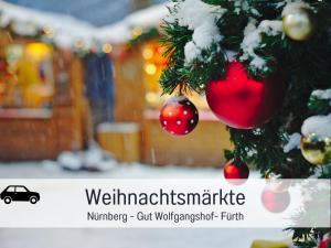 ein Weihnachtsbaum mit roten Ornamenten darauf in der Unterkunft Newman Horizon Apartments Zirndorf - Playmobil Funpark, Nähe Messe Nürnberg und Fürth, 4 Pers, 24h Self Checkin, Waschmaschine, großer Parkplatz in Zirndorf