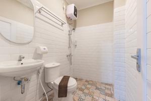 Ένα μπάνιο στο Sans Vibes Surapati Konforta Hotel +35 φωτογραφίες