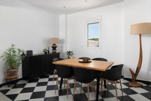Ảnh trong thư viện ảnh của Hill & Sea View White Pearl Villa ở Afantou +18 ảnh