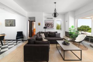 Khu vực ghế ngồi tại Hill & Sea View White Pearl Villa