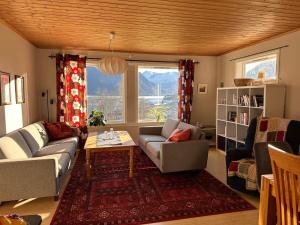 Ruang duduk di Spacious House with Fjordview