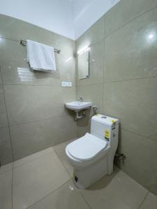 卡卡纳德The Nexus Hotel Kakkanad的带马桶和水槽的浴室 更多10张照片
